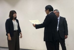 受賞した渡邊さん（左）と寶 馨 日本自然災害学会長