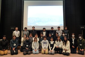 1日目「富士山研究所」にて記念撮影