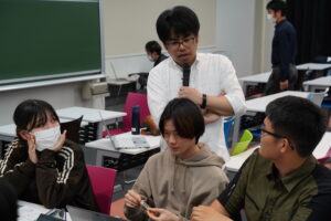 学生目線で気さくにふれあう沓川氏