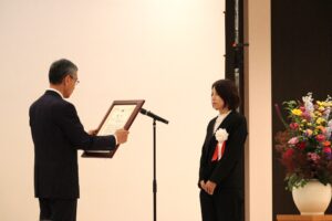 受賞式の様子（渡邉准教授）